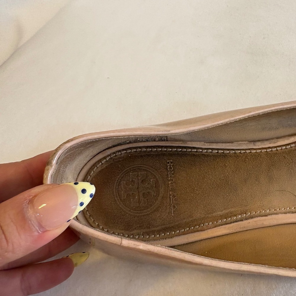 Tory Burch Claire Ballet Flats Nude Patent Leather Gold Logo Medallion Size 9 - Picture 4 of 5